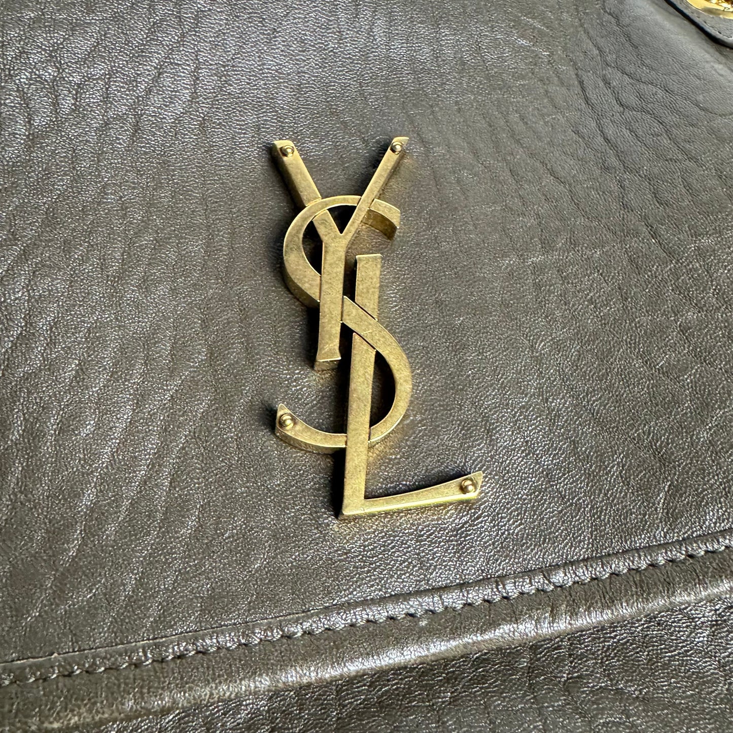 Yves Saint Laurent NIKI Medium aus genarbtem Lammleder