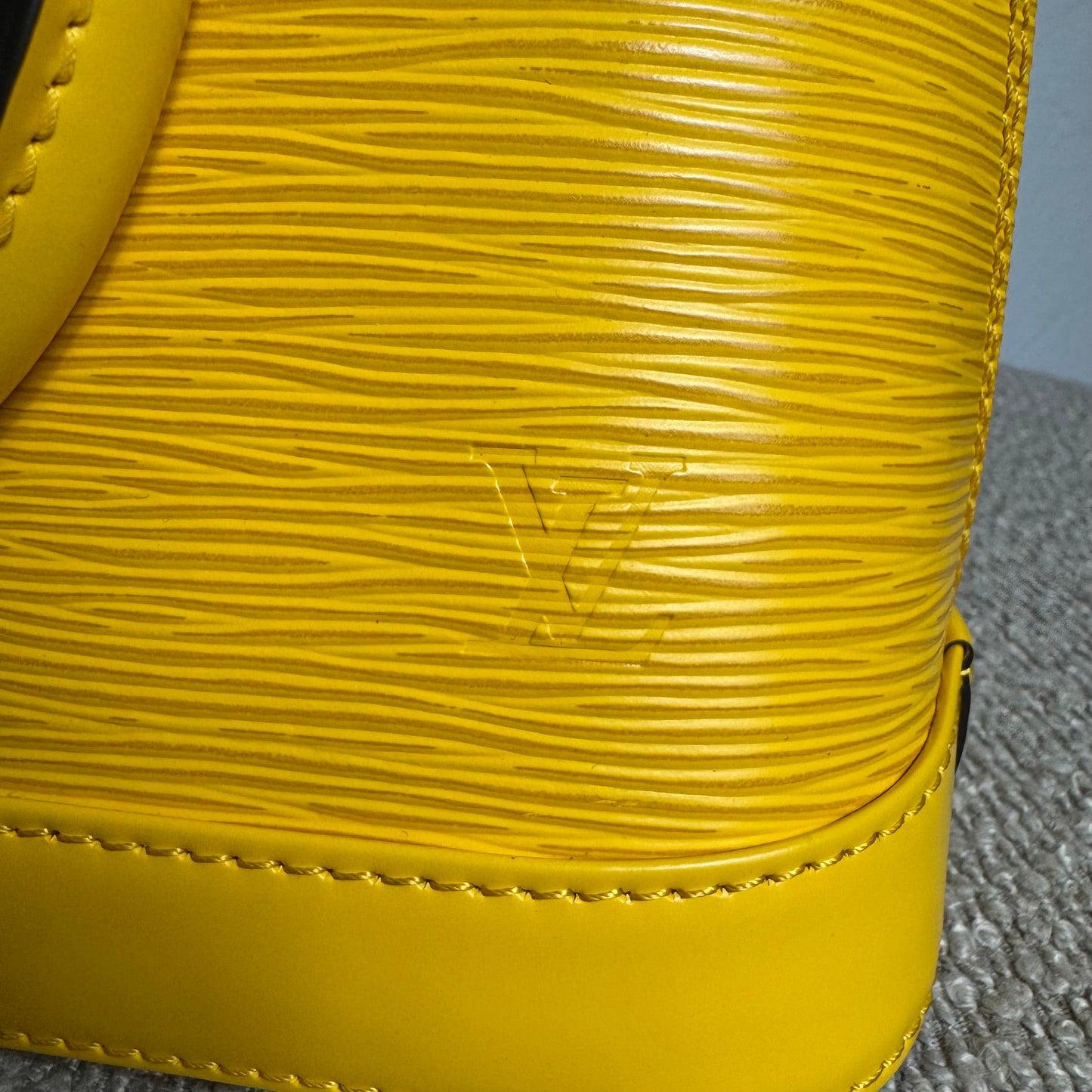 Louis Vuitton Alma BB Epi Leder Gelb