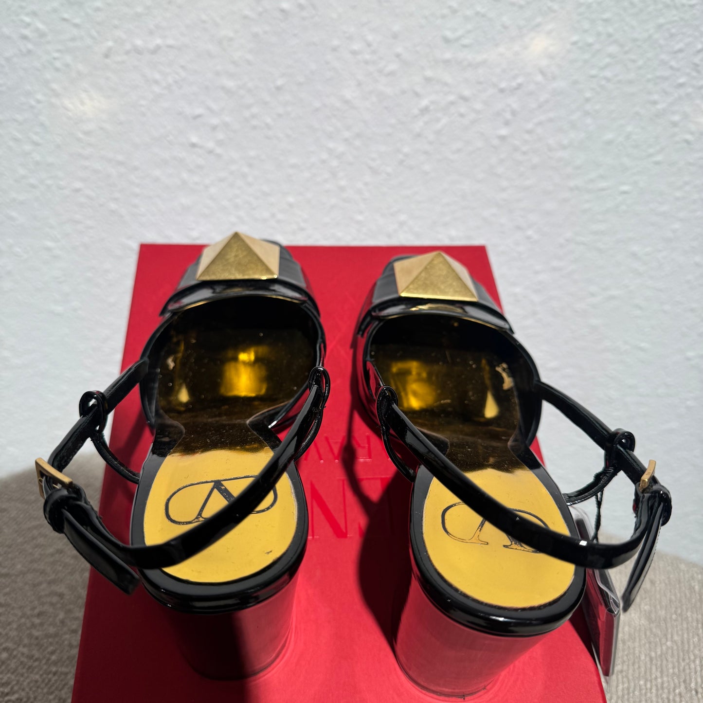Valentino Pumps Lackleder – Schwarz mit goldfarbenem Detail – Größe 39
