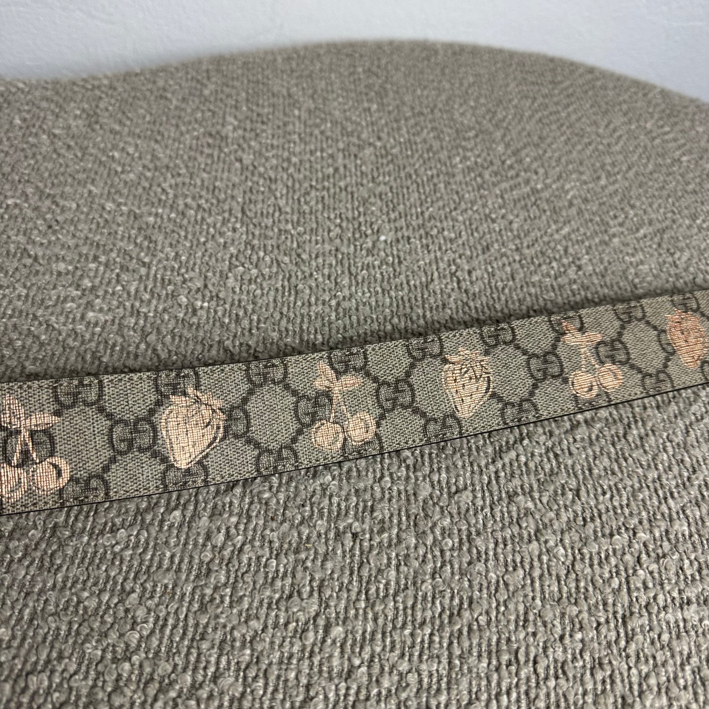 Gucci Breiter GG Marmont Gürtel mit Kirsch- & Erdbeer-Print Gr. 90
