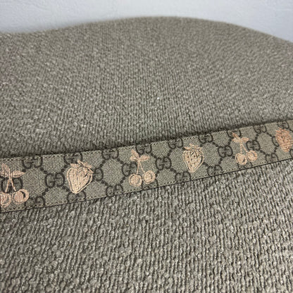 Gucci Breiter GG Marmont Gürtel mit Kirsch- & Erdbeer-Print Gr. 90