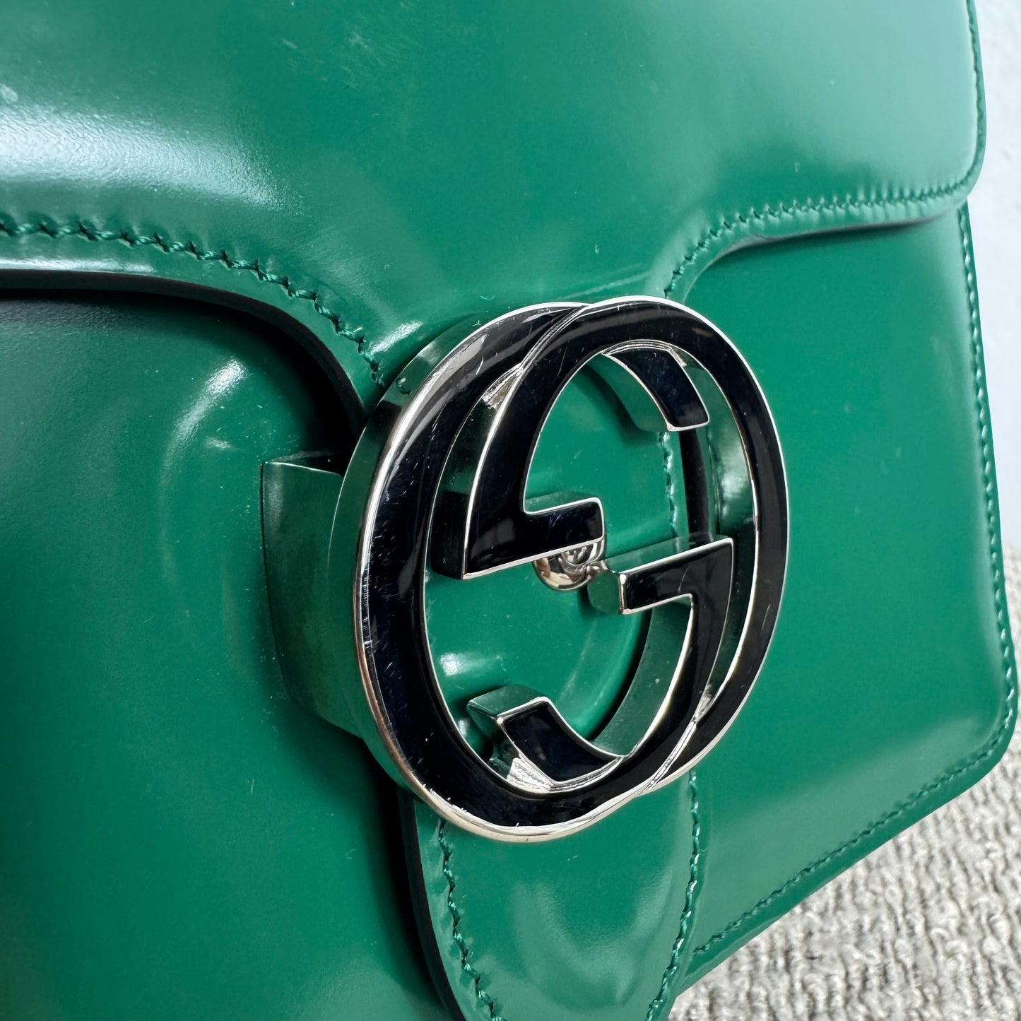 Gucci Green Small Patent Interlocking GG Crossbody Grün
