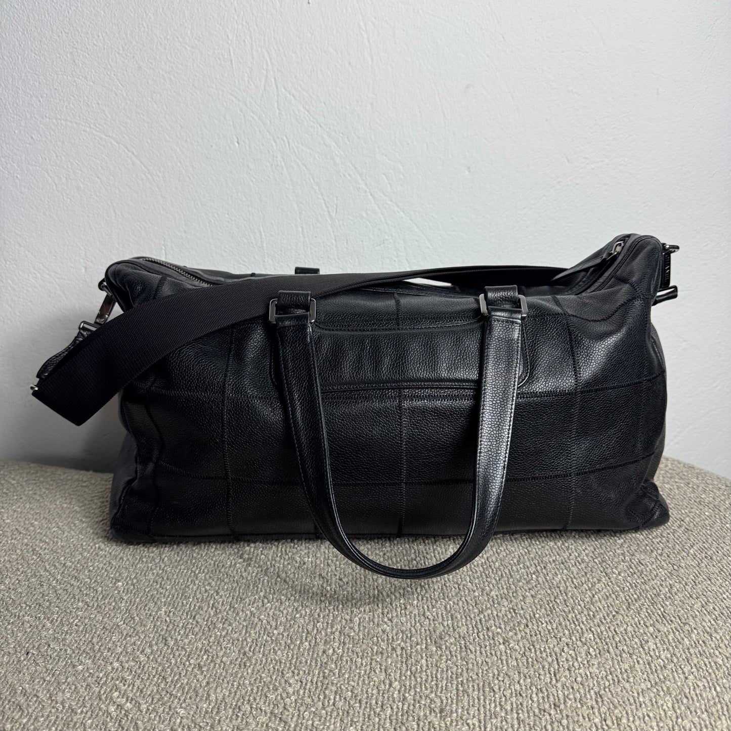 Chanel Chocolate Bar Caviar Embossed Logo Bowling Bag Schwarz