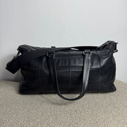 Chanel Chocolate Bar Caviar Embossed Logo Bowling Bag Schwarz