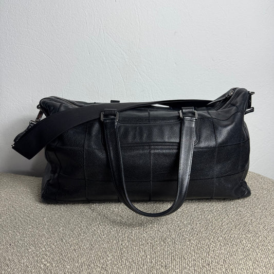 Chanel Chocolate Bar Caviar Embossed Logo Bowling Bag Schwarz