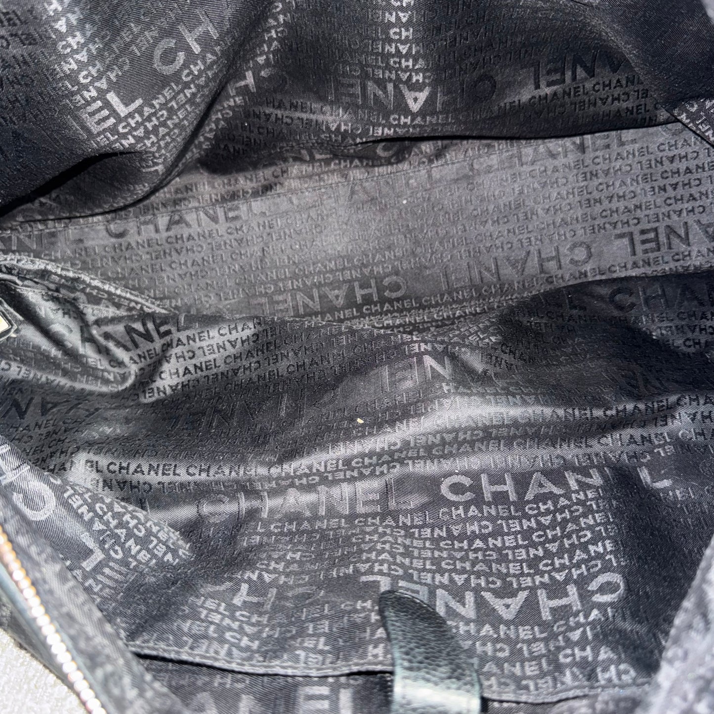 Chanel Chocolate Bar Caviar Embossed Logo Bowling Bag Schwarz