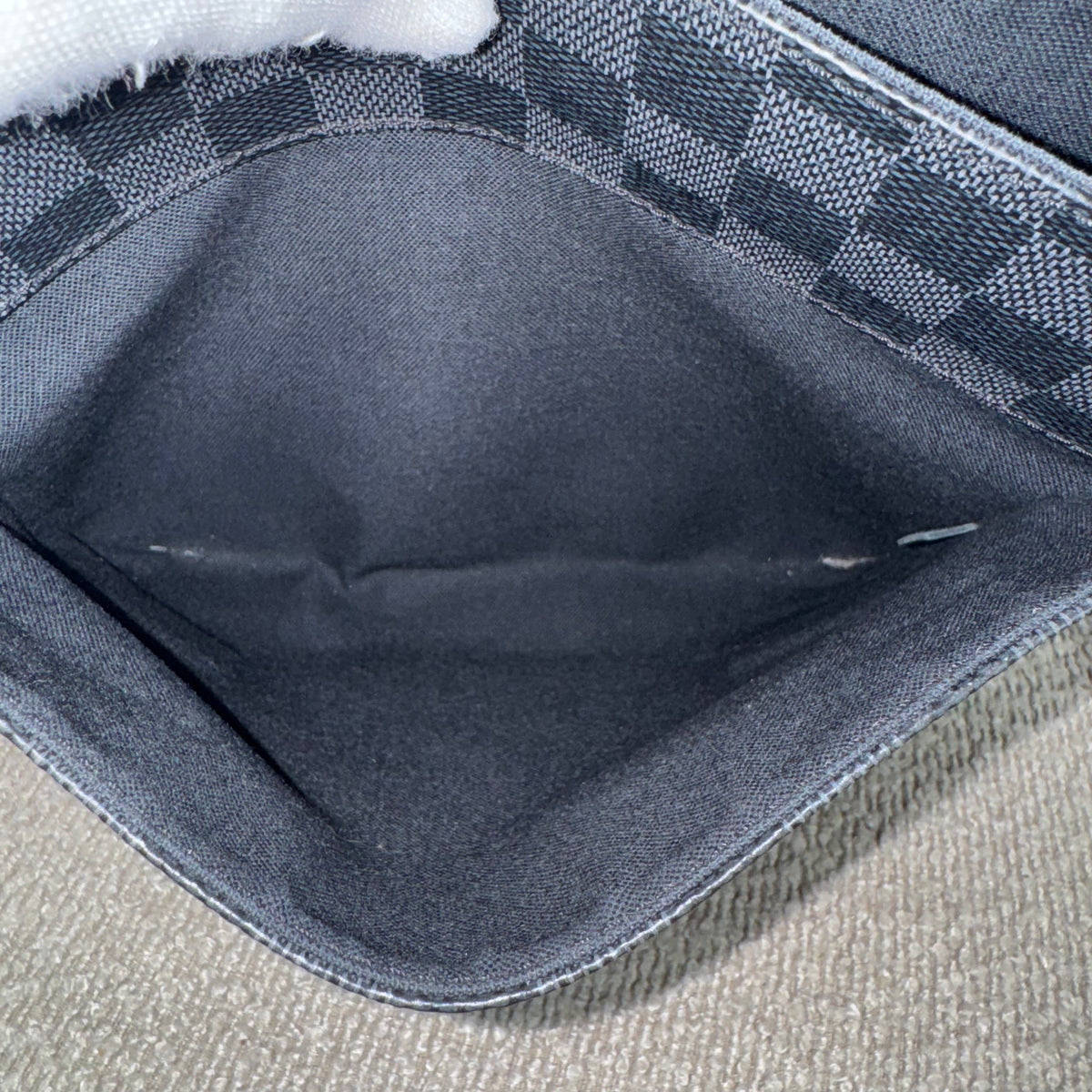Louis Vuitton District PM Messenger – Damier Graphite