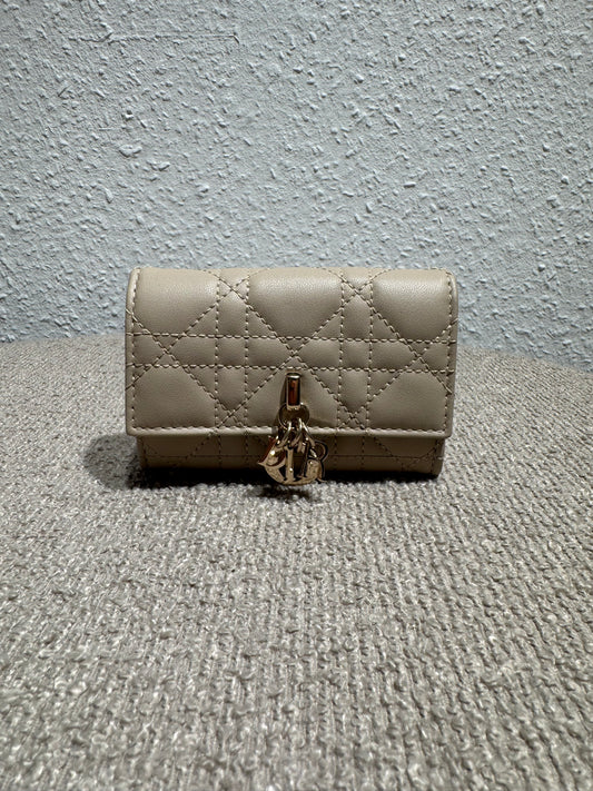 Christian Dior Lady Dior Lotus Geldbörse – Beige