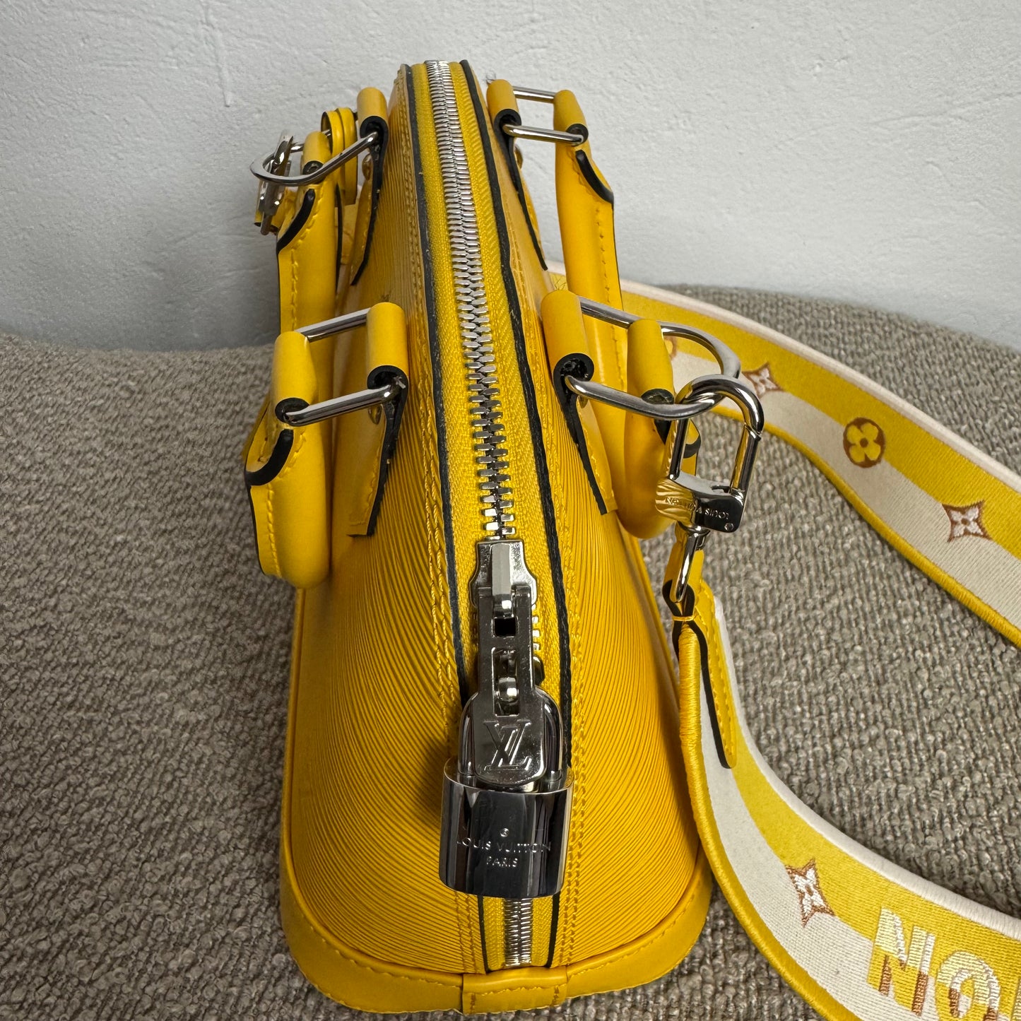 Louis Vuitton Alma BB Epi Leder Gelb