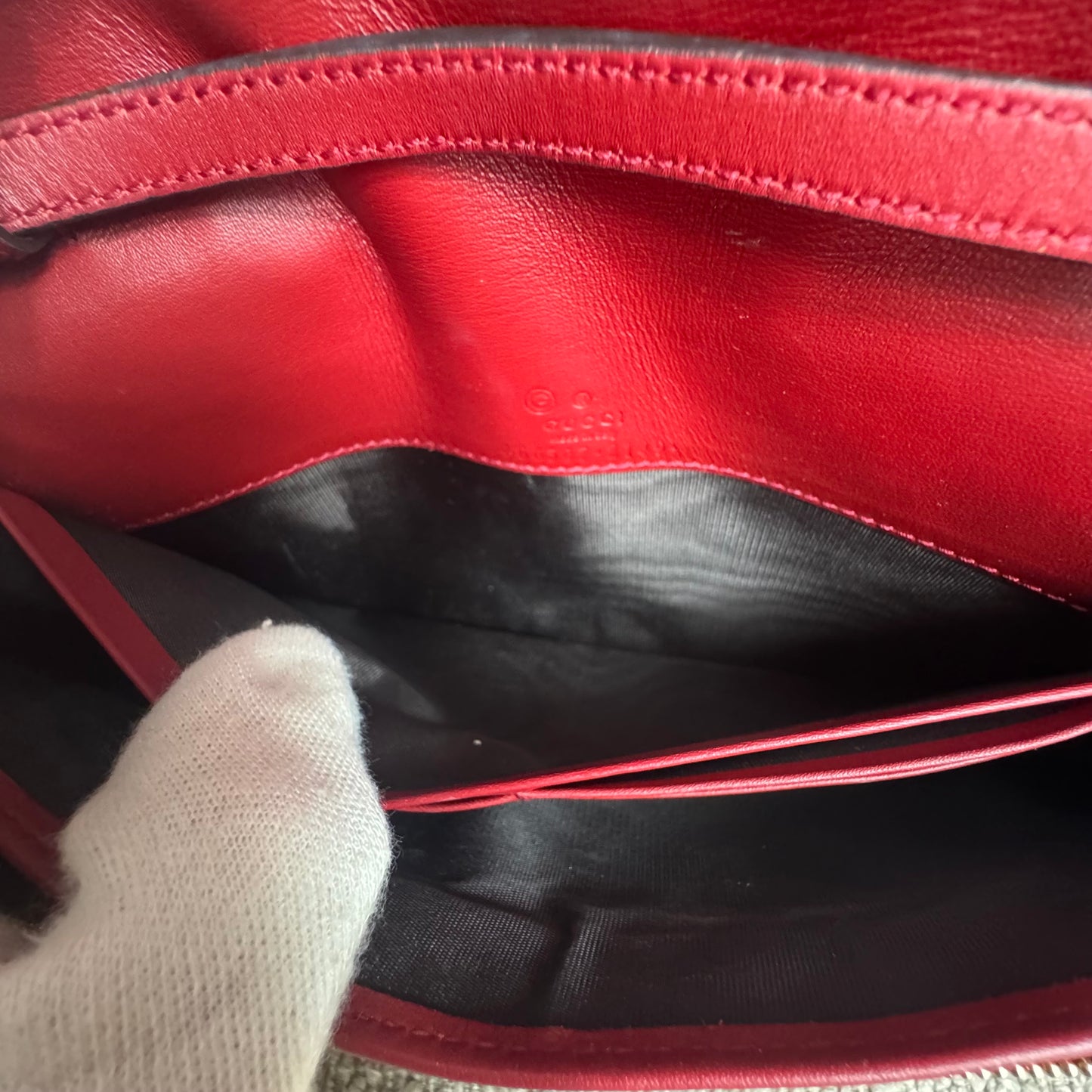 Gucci Microguccissima Geldbörse mit Riemen – Rot