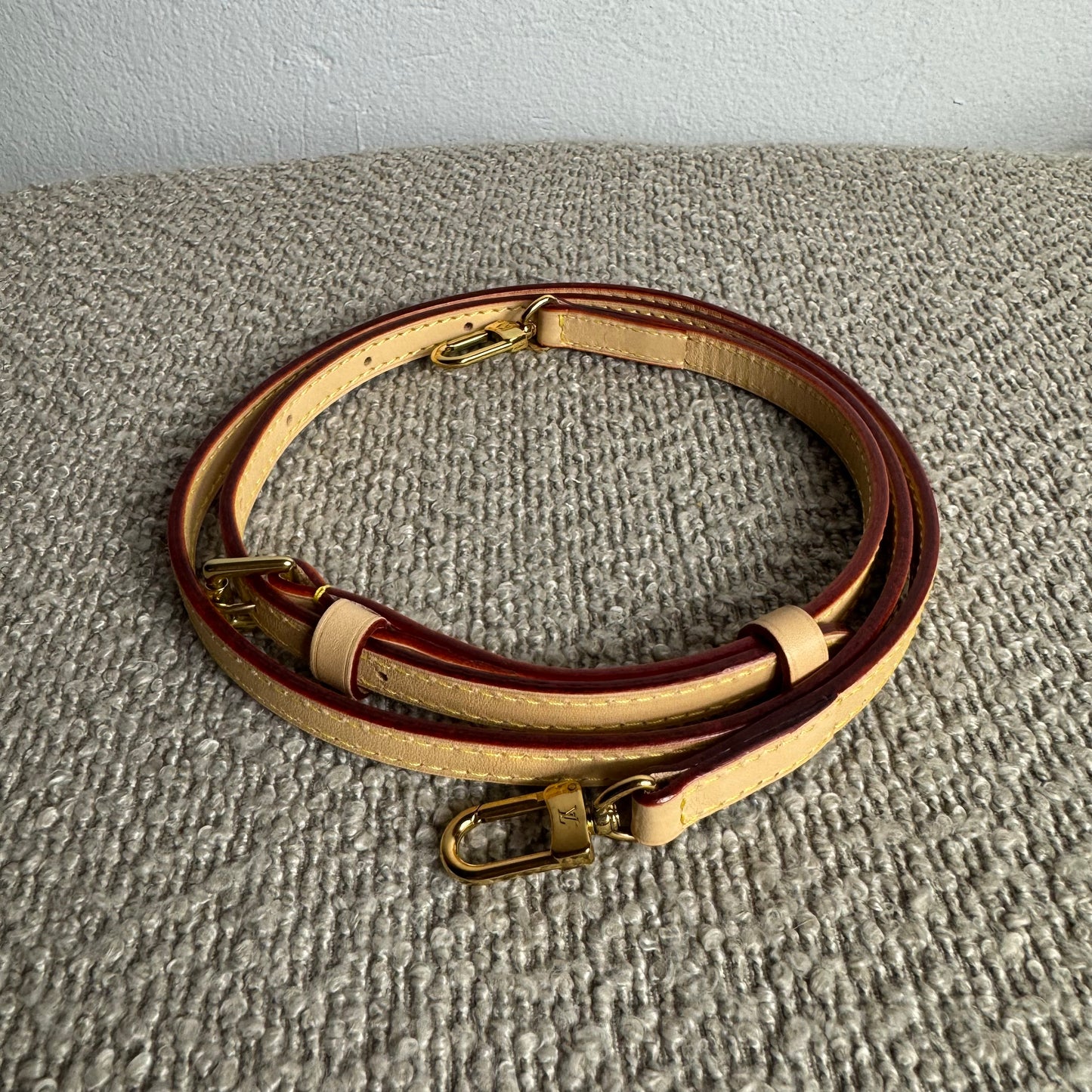 Louis Vuitton Pochette Accessoires Monogram inkl. langem Leder-Schulterriemen
