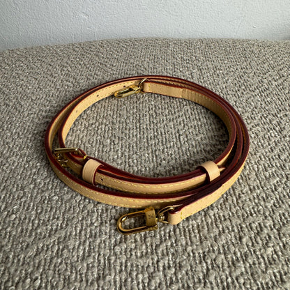 Louis Vuitton Pochette Accessoires Monogram inkl. langem Leder-Schulterriemen