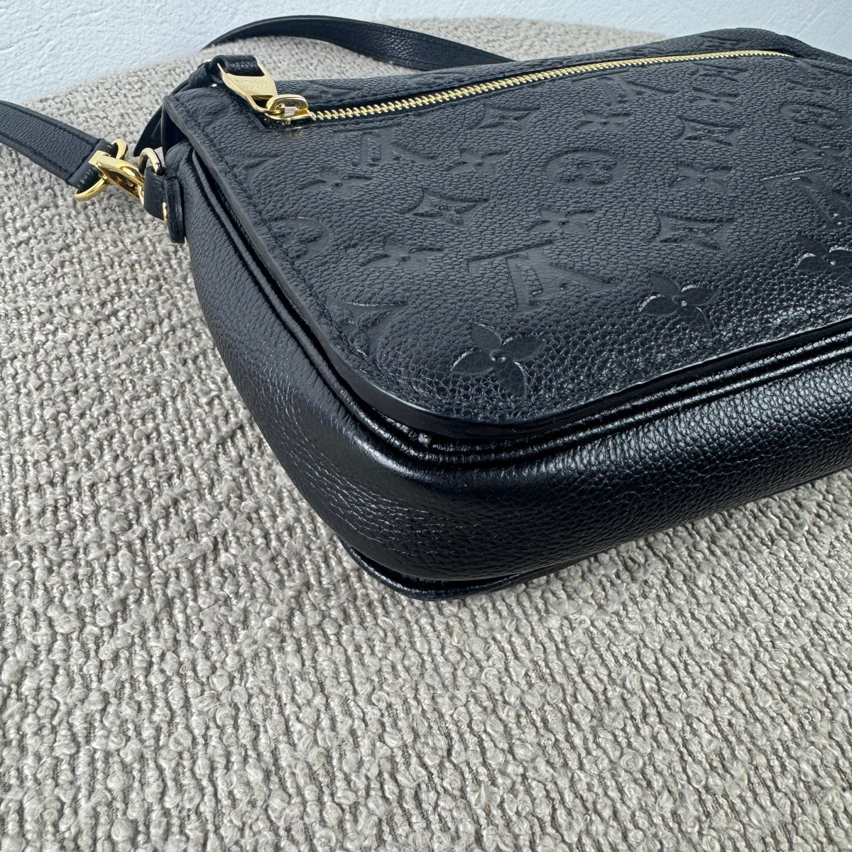 Louis Vuitton Pochette Métis – Monogram Empreinte Leder Schwarz