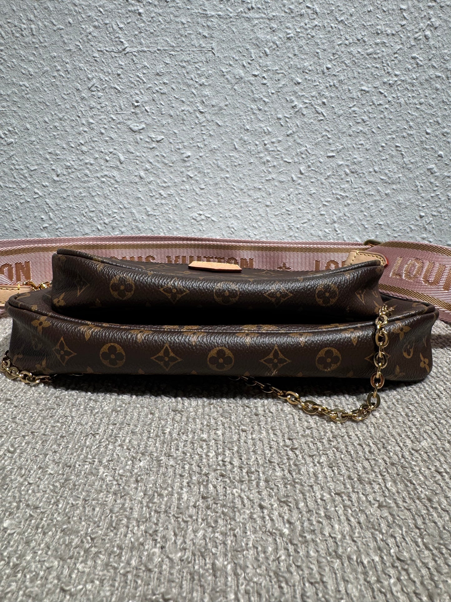 Louis Vuitton Multi Pochette Accessoires – Monogram mit rosa Schulterriemen