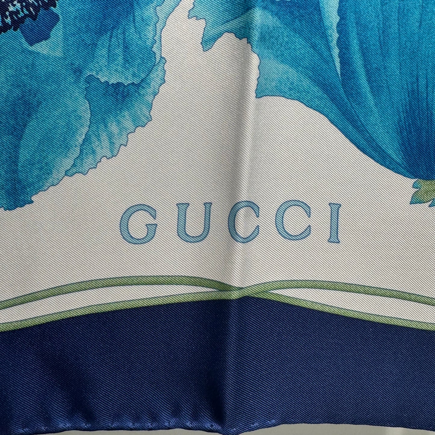 Foulard en soie Gucci "Blue Poppies" (Coquelicots bleus) avec bordure contrastée