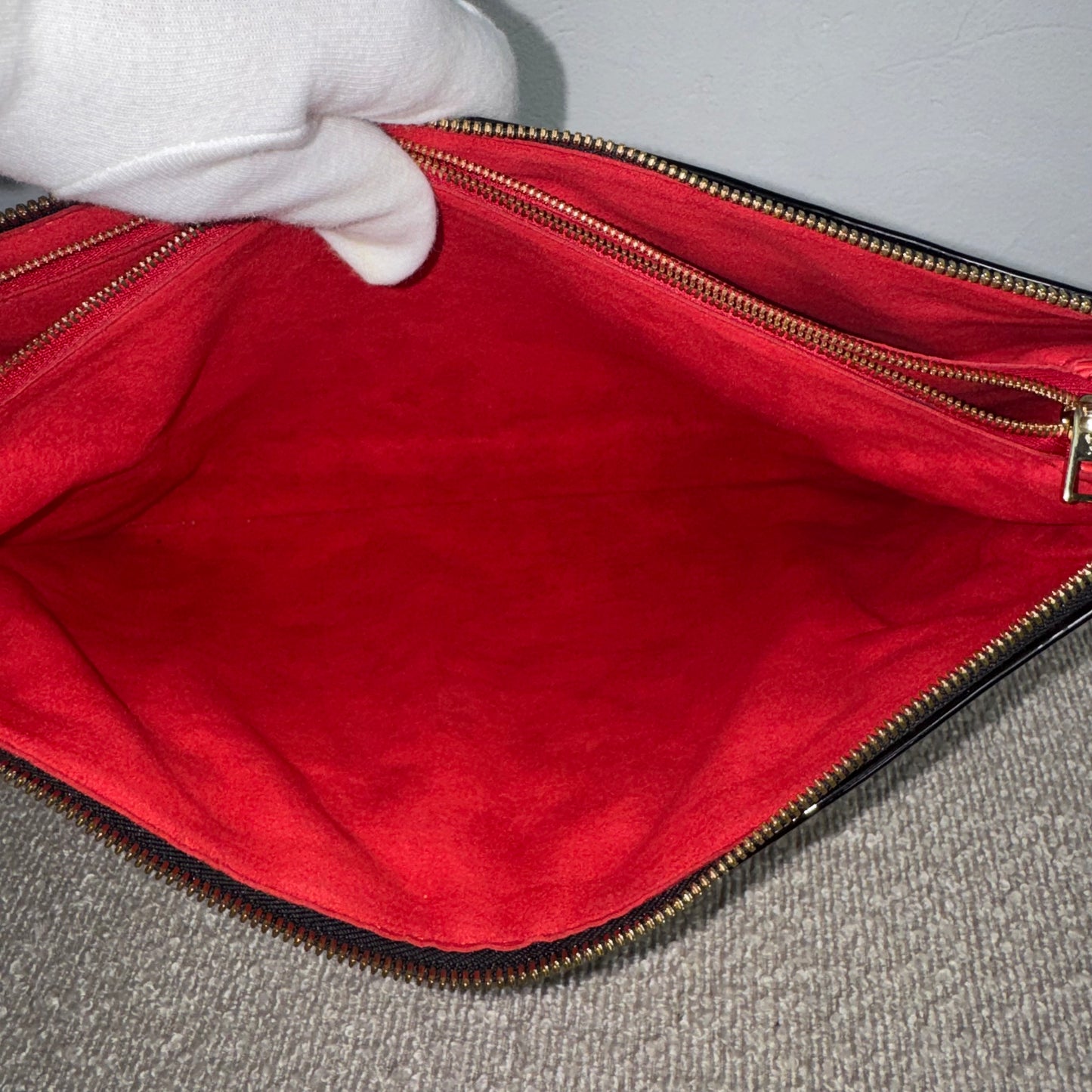Louis Vuitton Coussin MM Vernis Schwarz / Rot mit weißem Kettenriemen