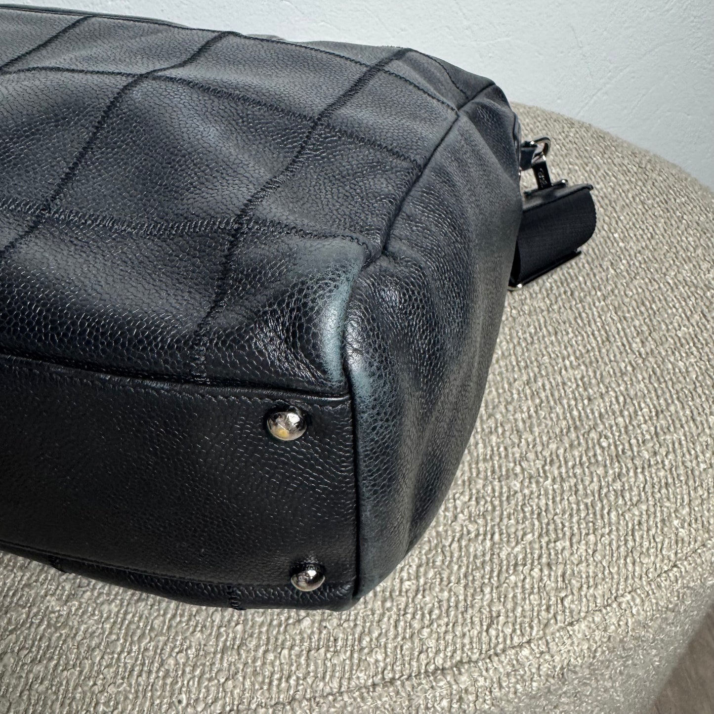 Chanel Chocolate Bar Caviar Embossed Logo Bowling Bag Schwarz