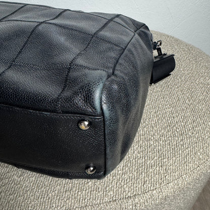Chanel Chocolate Bar Caviar Embossed Logo Bowling Bag Schwarz