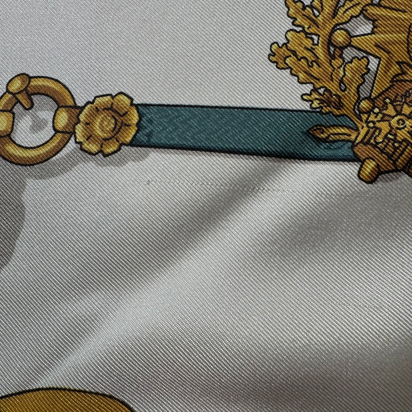Hermès Silk Scarf "Mémoire d'Hermès" – Vintage Carré 90 – Red/White/Gold