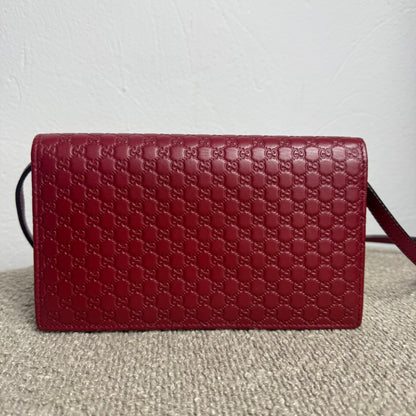 Gucci Microguccissima Geldbörse mit Riemen – Rot