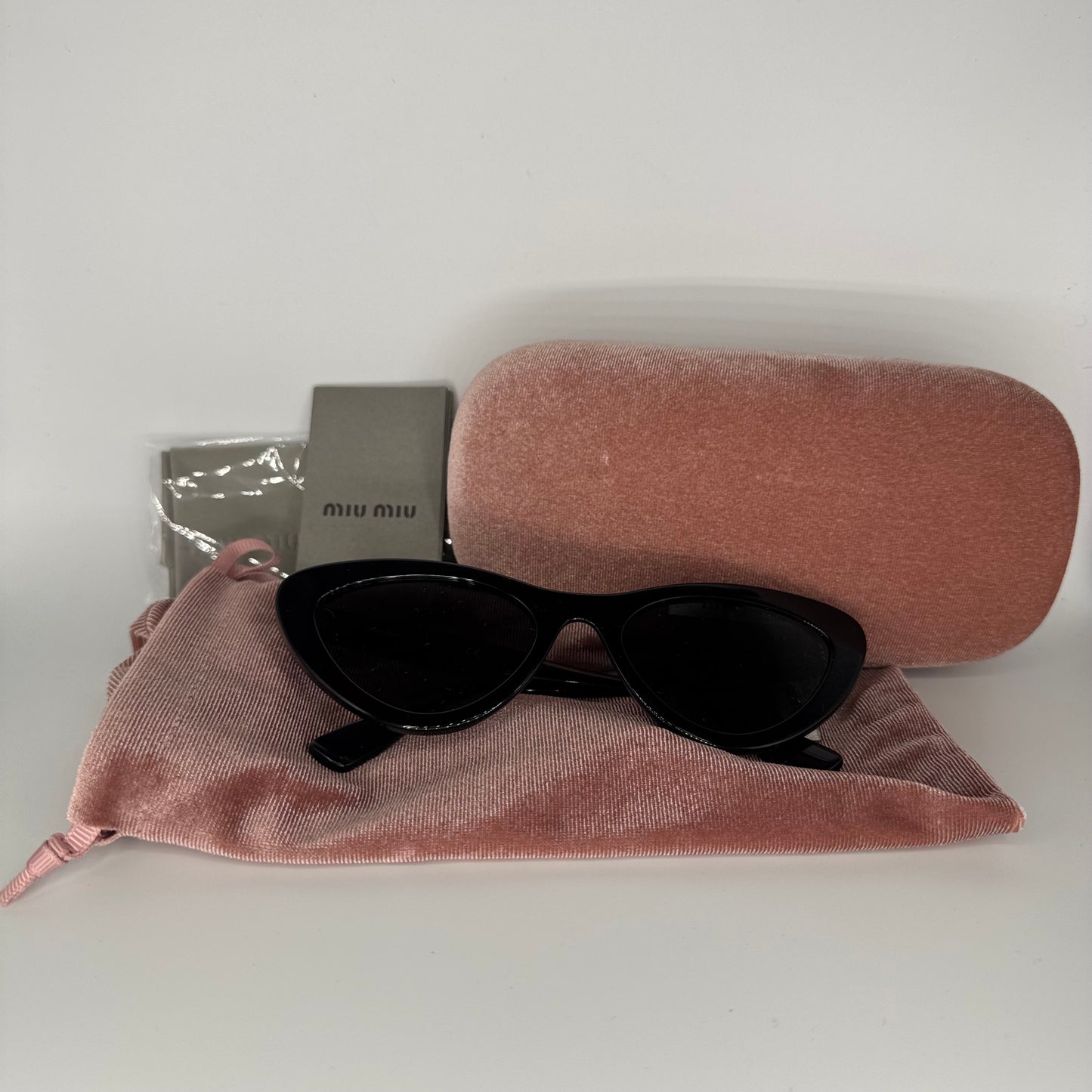 Miu Miu Cat Eye Sonnenbrille – Schwarz SMU 01V