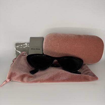 Miu Miu Cat Eye Sonnenbrille – Schwarz SMU 01V