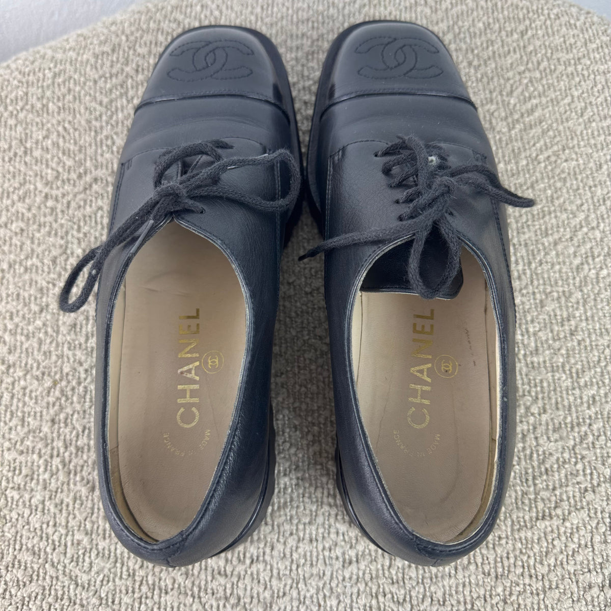 Chanel Cap-Toe Leder Schnürschuhe – Schwarz – Größe 37,5