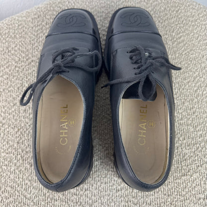 Chanel Cap-Toe Leder Schnürschuhe – Schwarz – Größe 37,5