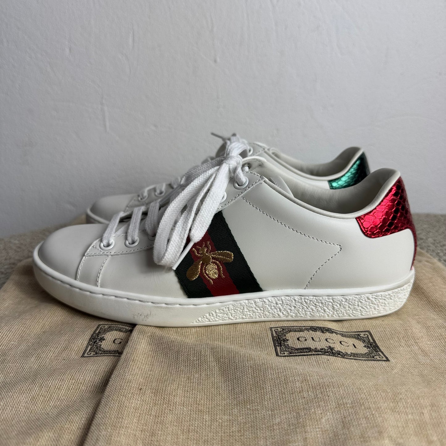 Gucci Ace Damen-Sneaker – Weiß mit Web-Streifen und Bienen-Stickerei