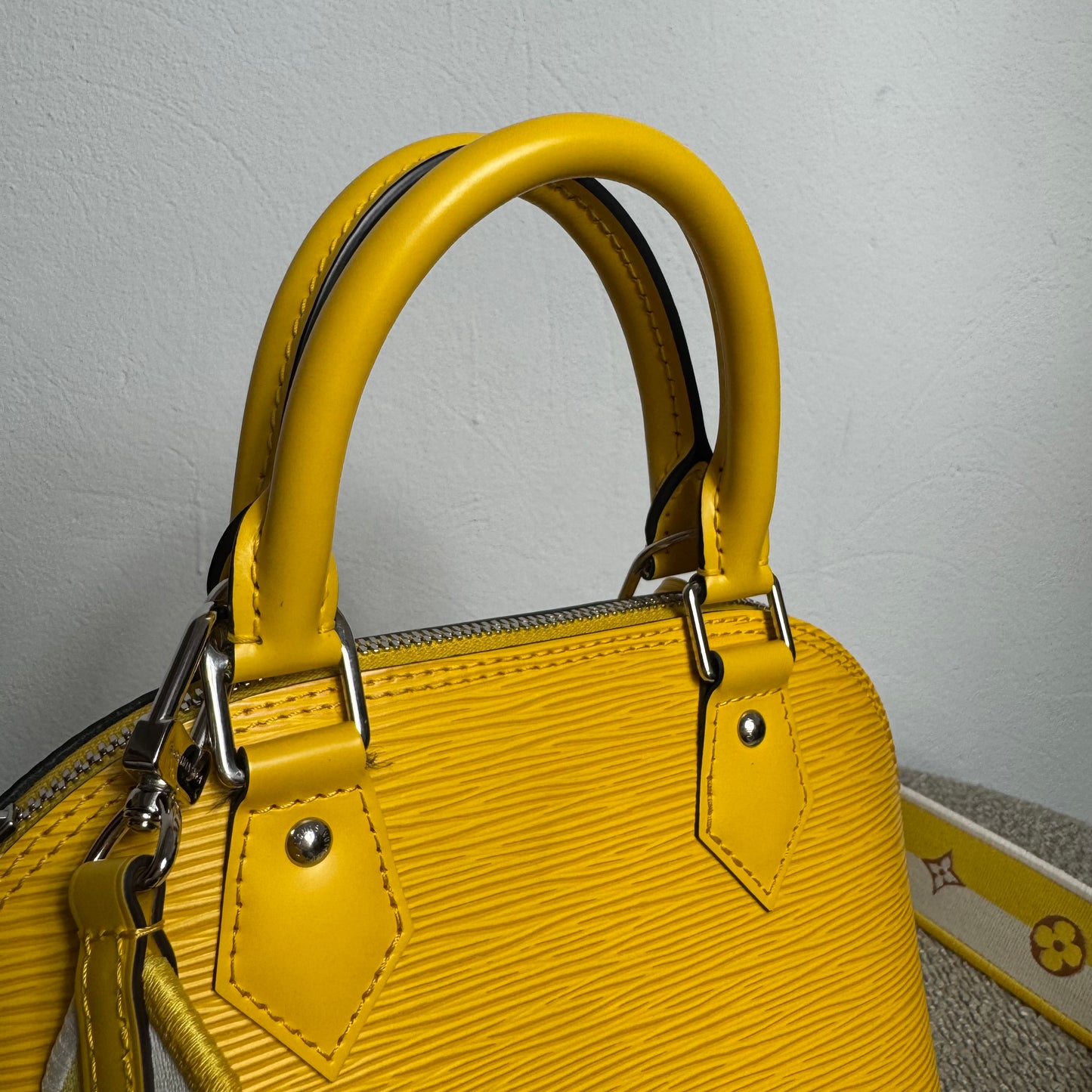 Louis Vuitton Alma BB Epi Leder Gelb