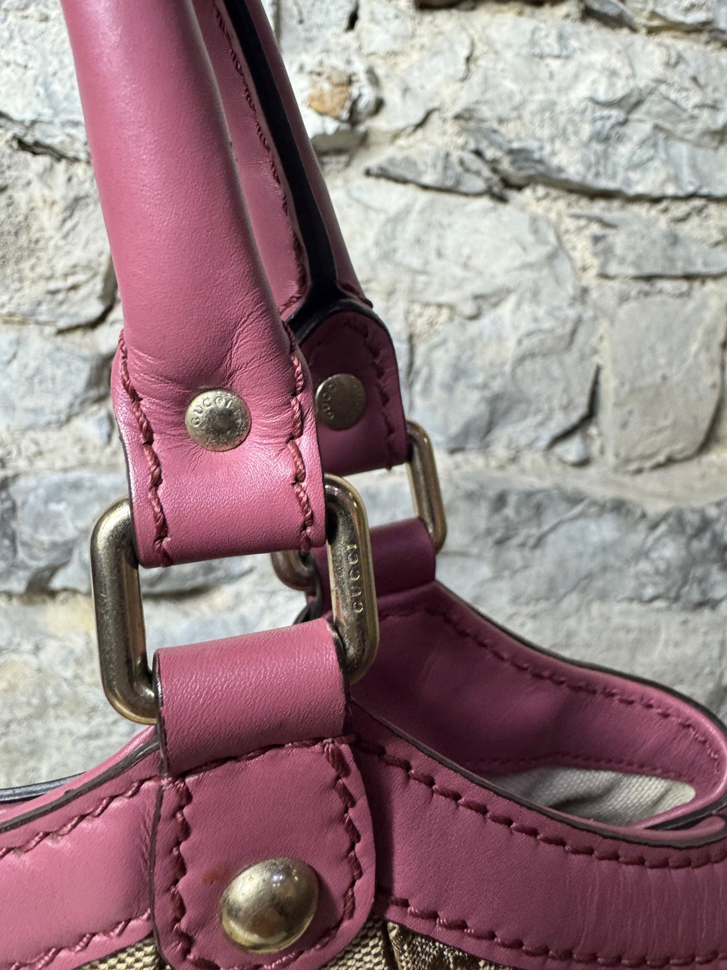 GUCCI Sukey Medium GG Canvas – Beige & Rosa