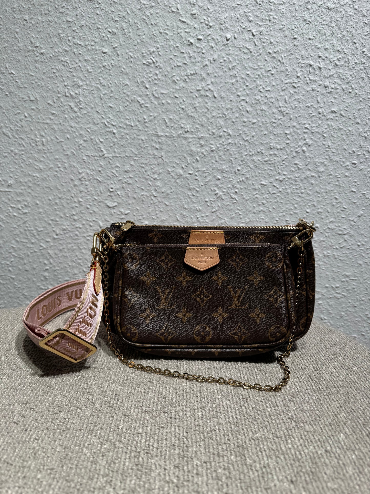 Louis Vuitton Multi Pochette Accessoires – Monogram mit rosa Schulterriemen