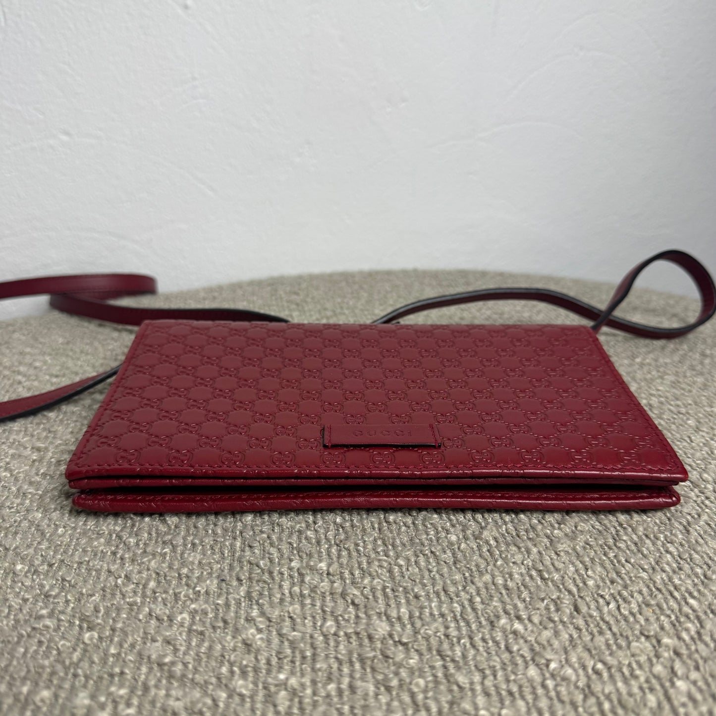 Gucci Microguccissima Geldbörse mit Riemen – Rot