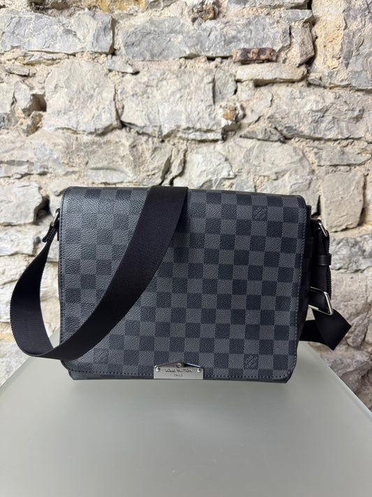 Louis Vuitton District PM Umhängetasche Damier Graphit
