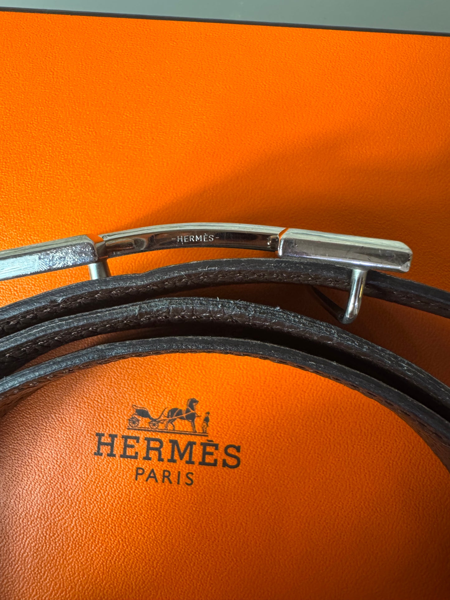 Hermès Wendegürtel – Dunkelbraun/Schwarz mit silberfarbener H-Schnalle