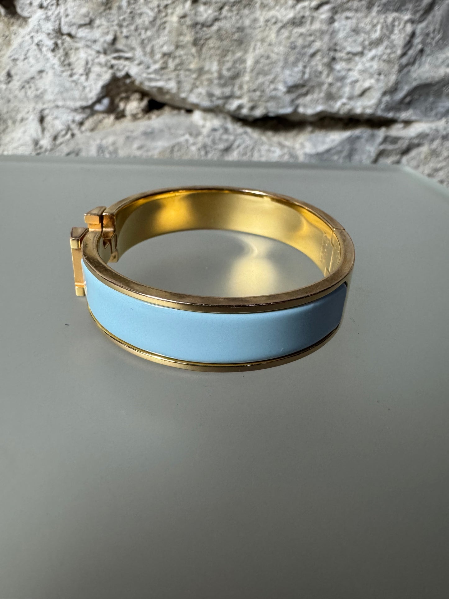 Hermès Clic H Armreif – Gold & Hellblau