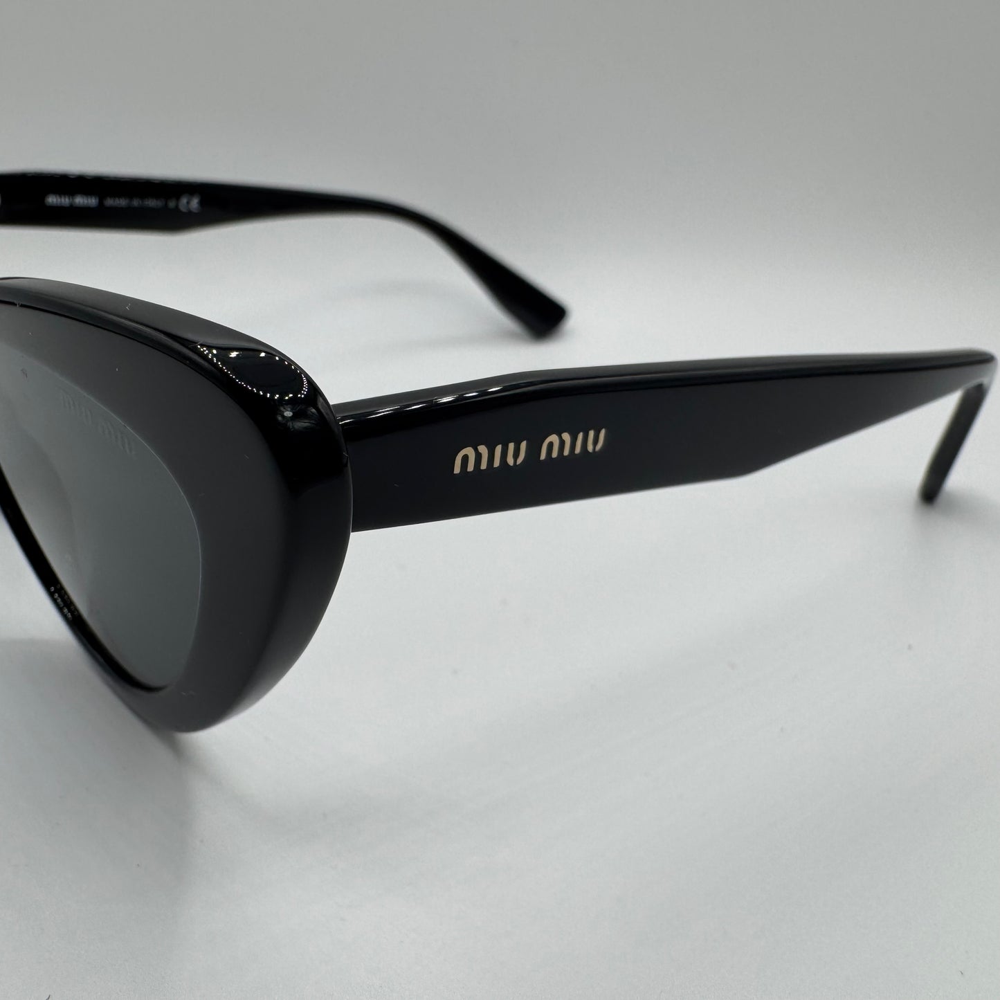 Miu Miu Cat Eye Sonnenbrille – Schwarz SMU 01V