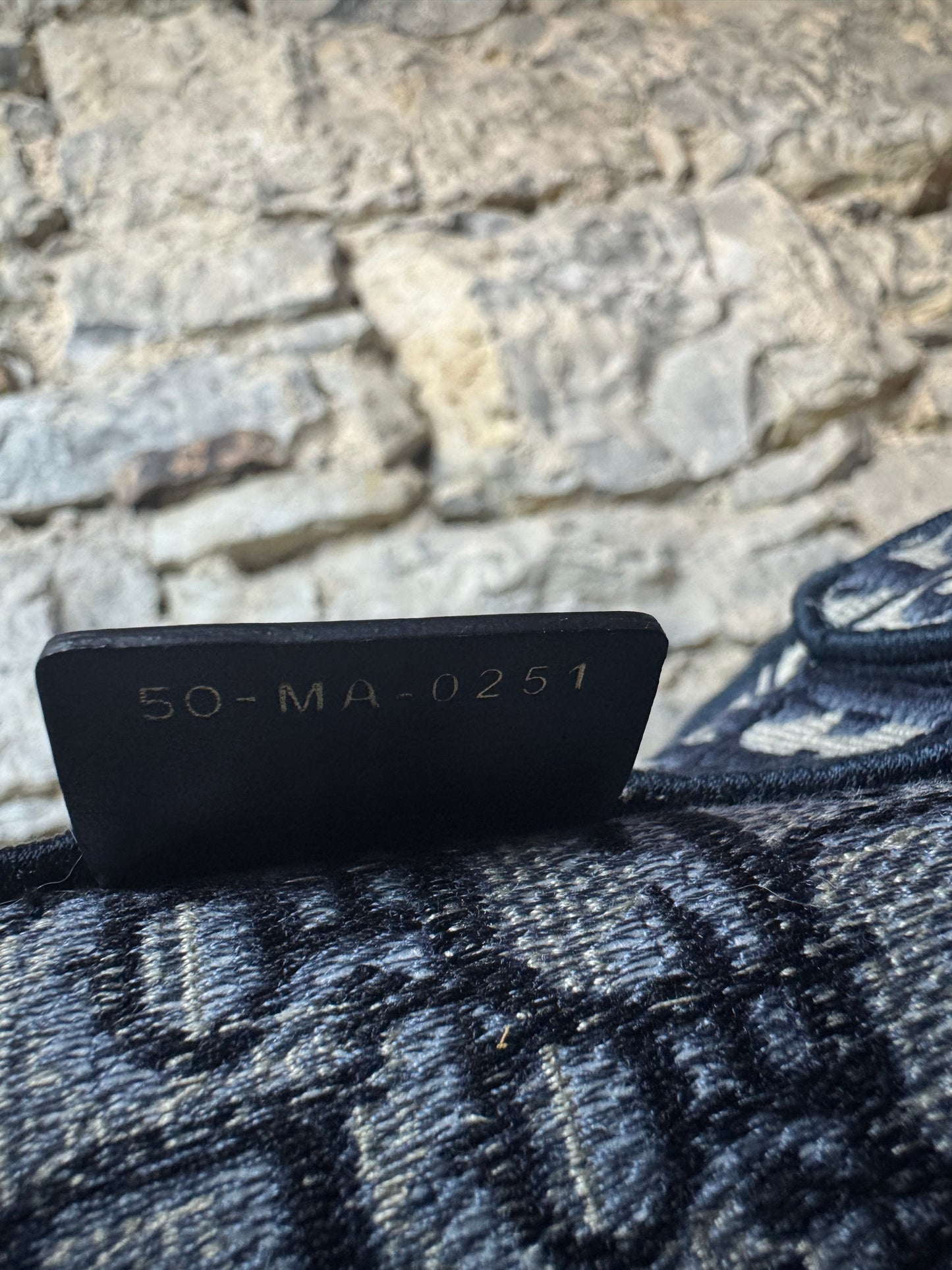 Dior Book Tote Medium – Dior Oblique Stickerei in Écru & Blau