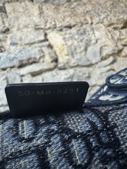 Dior Book Tote Medium – Dior Oblique Stickerei in Écru & Blau