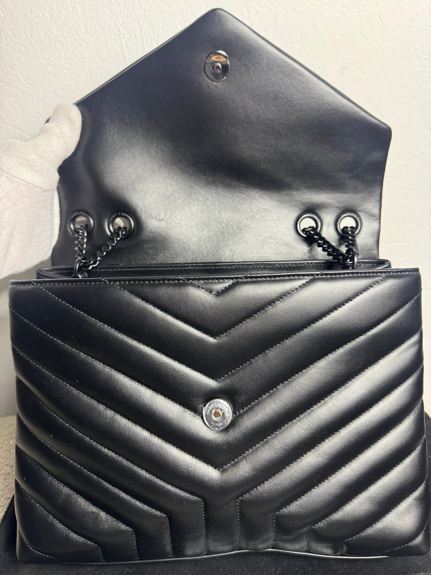 Yves Saint Laurent Loulou Medium – Schwarz mit schwarzer Hardware