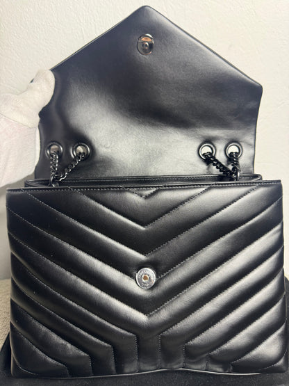 Yves Saint Laurent Loulou Medium – Schwarz mit schwarzer Hardware
