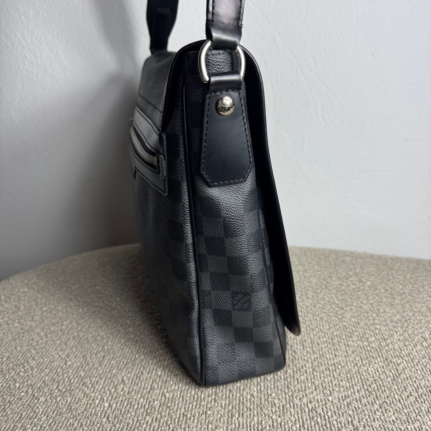 Louis Vuitton Daniel MM Messenger Bag – Damier Graphite