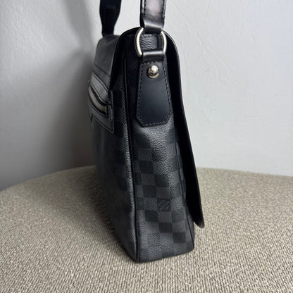 Louis Vuitton Daniel MM Messenger Bag – Damier Graphite