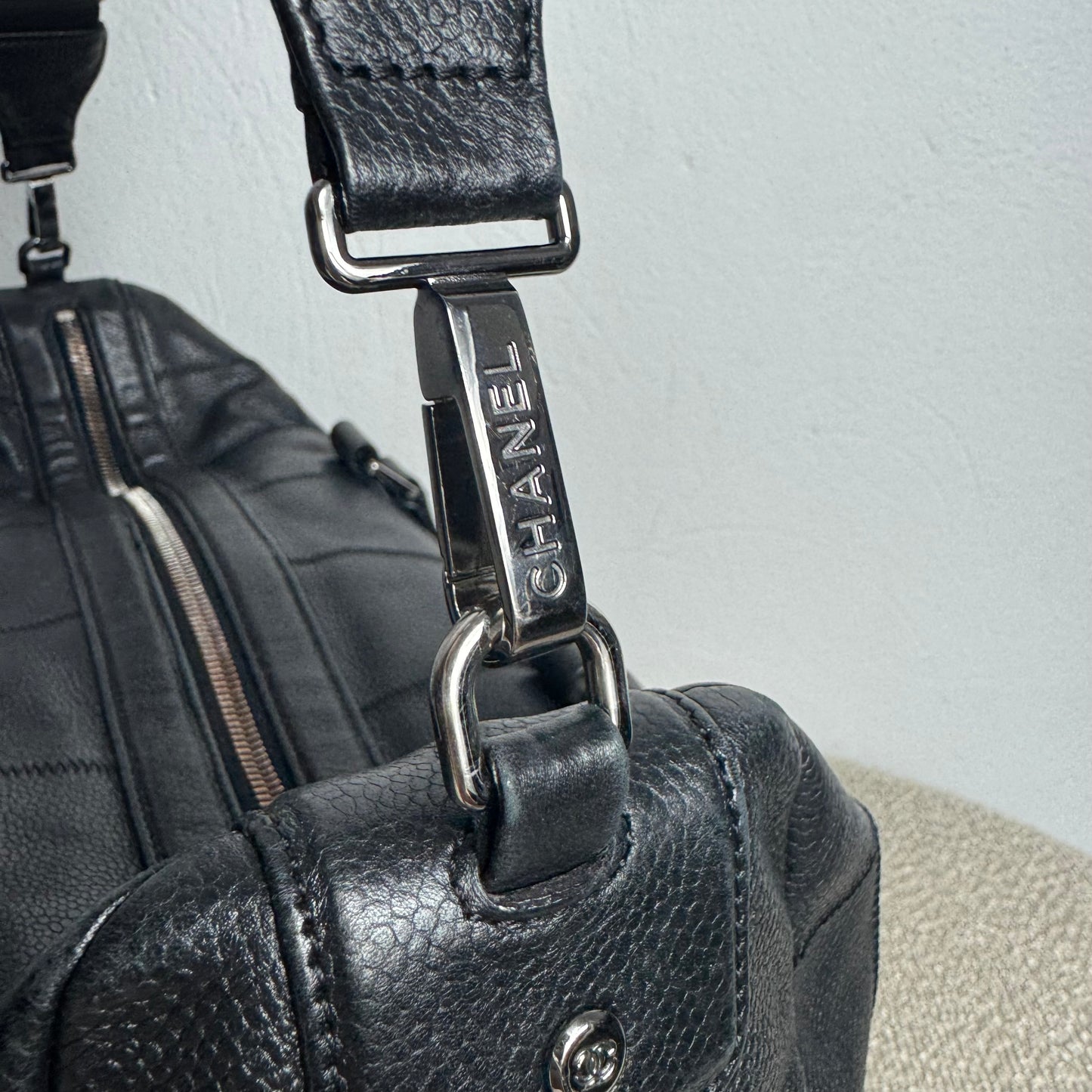 Chanel Chocolate Bar Caviar Embossed Logo Bowling Bag Schwarz