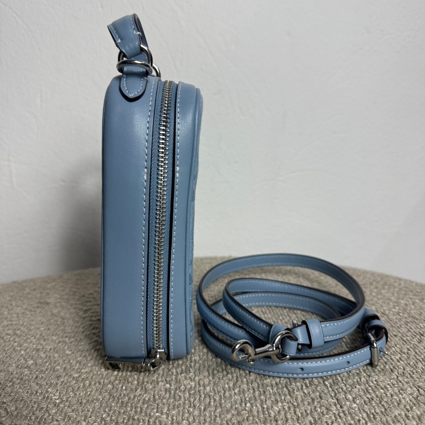 Coach Mini Phone Crossbody Bag – Signature Jacquard Hellblau