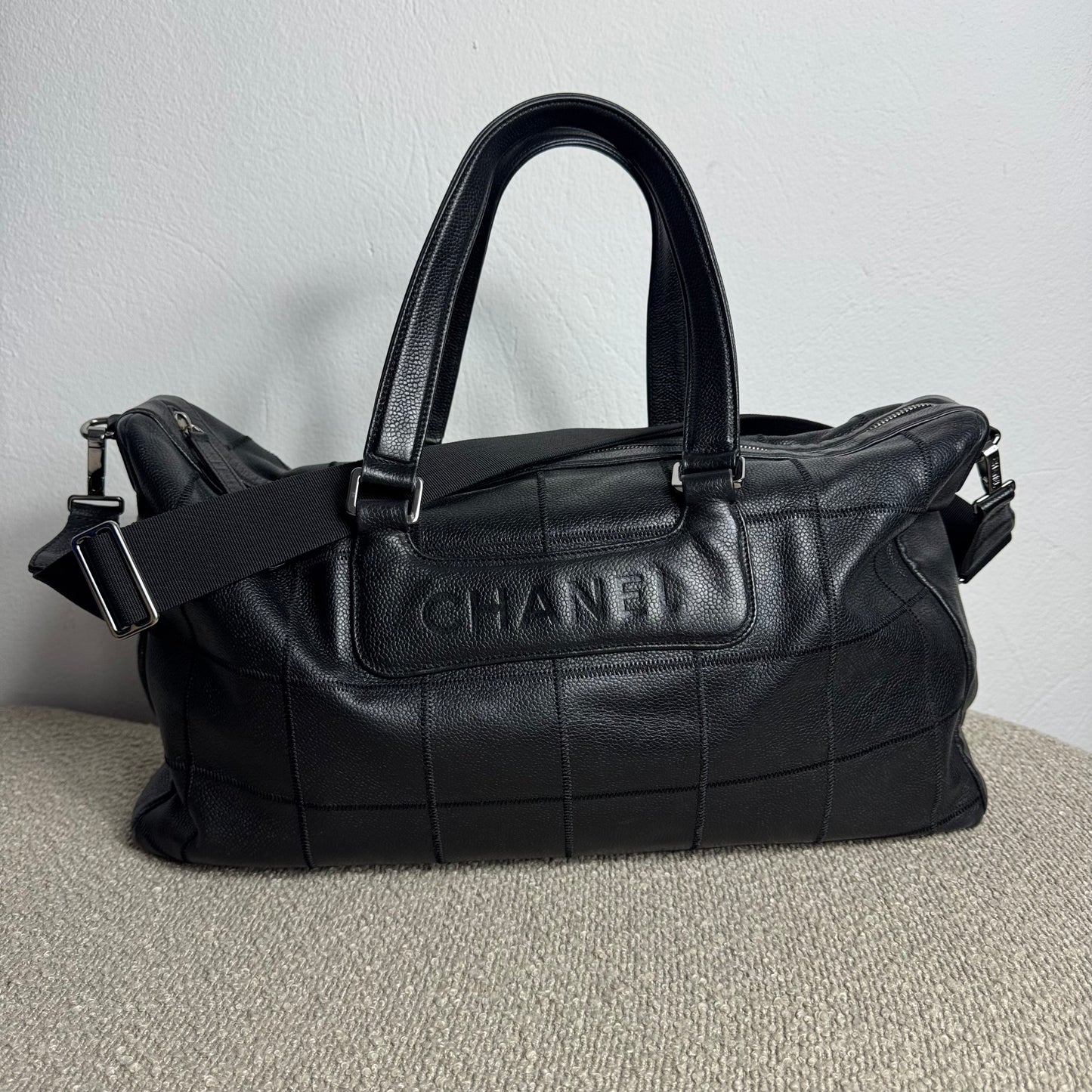 Chanel Chocolate Bar Caviar Embossed Logo Bowling Bag Schwarz