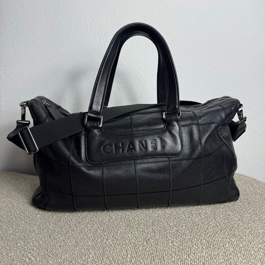 Chanel Chocolate Bar Caviar Embossed Logo Bowling Bag Schwarz