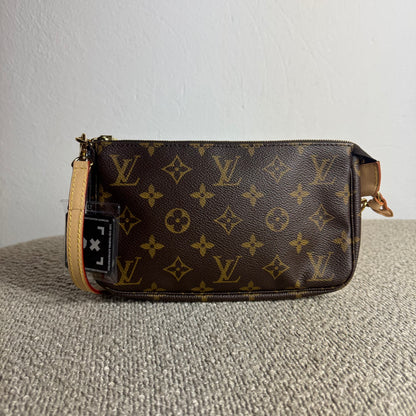 Louis Vuitton Pochette Accessoires Monogram inkl. langem Leder-Schulterriemen