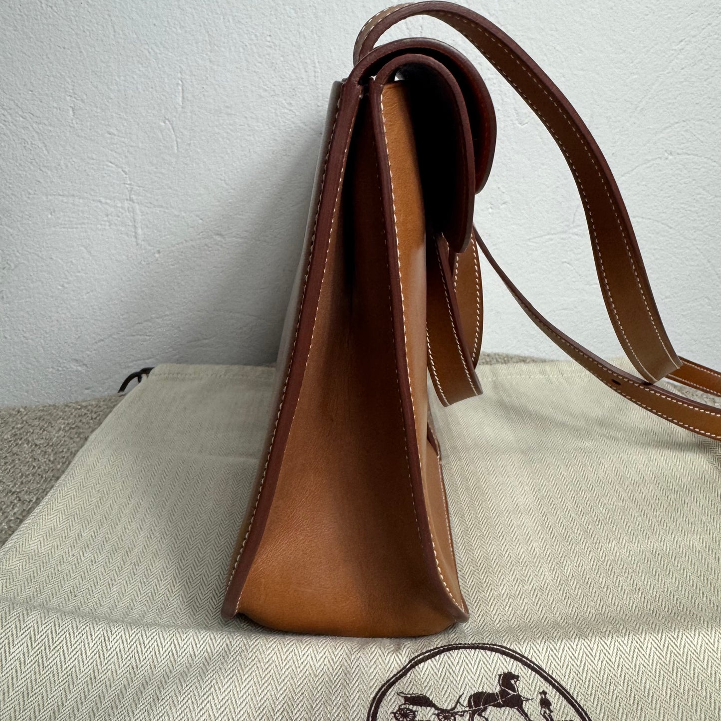 Hermès Halzan 31 Gold Leder