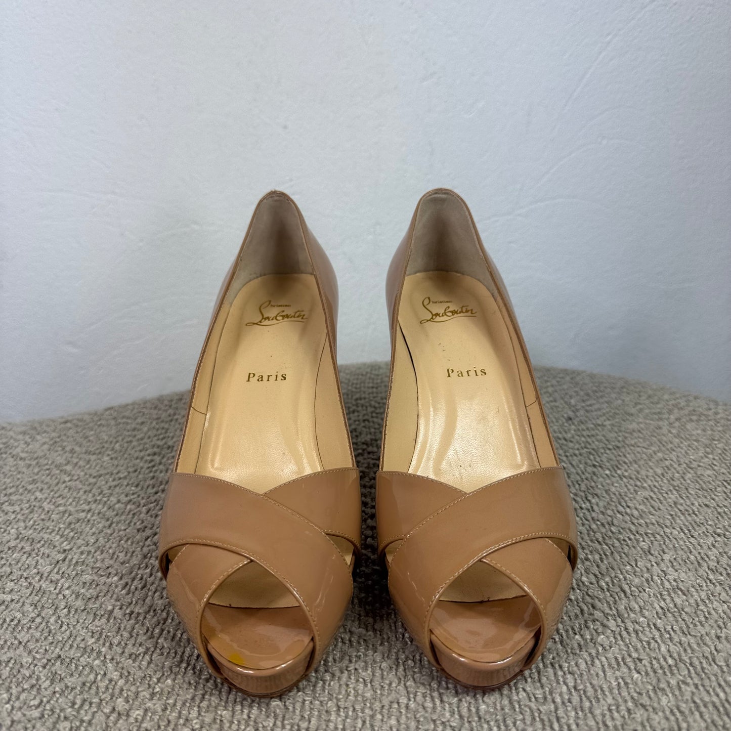 Christian Louboutin Shelley Pumps Nude Lackleder – Größe 39